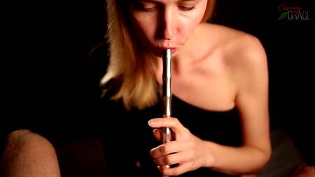 Блондинка курит кальян и выпускает дым на стоячий член