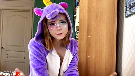 Костюм единорога не меняет рыжей милашке делать глубокий минет