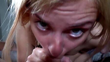 Слюнявый минет от милой блондинки с косичками
