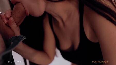 Рвет колготки в сетку и трахает красотку раком