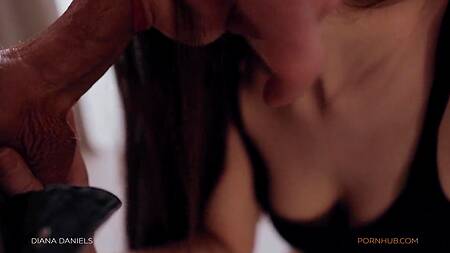 Рвет колготки в сетку и трахает красотку раком