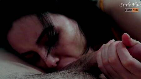 Анальная пробка в попке заставляет девушку быть более развратной