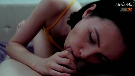 Анальная пробка в попке заставляет девушку быть более развратной