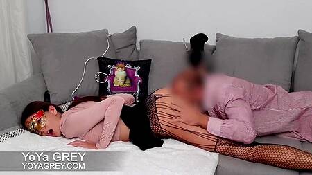 Лижет дырки жены в чулках и жарко её трахает