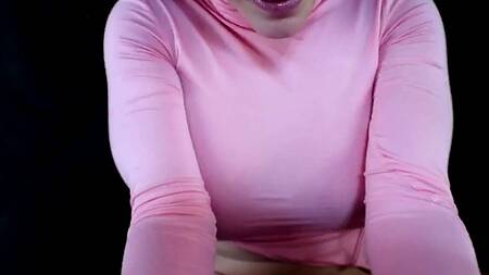 Грудастая милфа в розовой кофте сосет хуй и раздвигает ноги