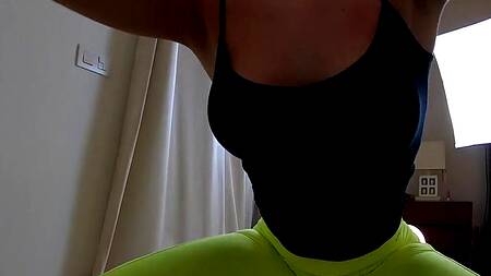 Не дает девушке приседать, а снимает с неё лосины и трахает её