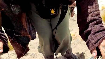 Неформалка в пустыне смачно сосет хуй и глотает сперму