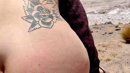 Неформалка в пустыне смачно сосет хуй и глотает сперму