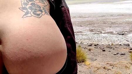 Неформалка в пустыне смачно сосет хуй и глотает сперму