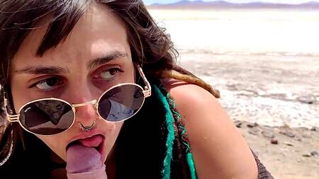 Неформалка в пустыне смачно сосет хуй и глотает сперму