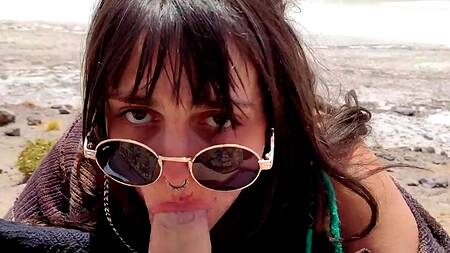 Неформалка в пустыне смачно сосет хуй и глотает сперму