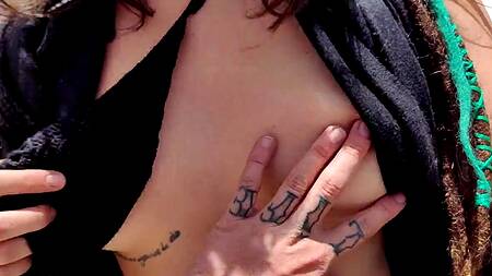 Неформалка в пустыне смачно сосет хуй и глотает сперму