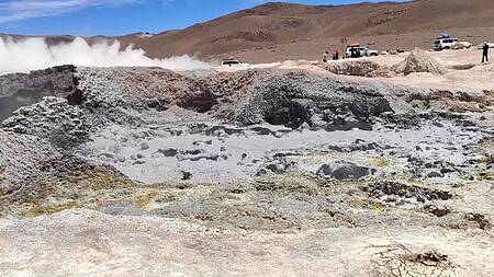 Неформалка в пустыне смачно сосет хуй и глотает сперму