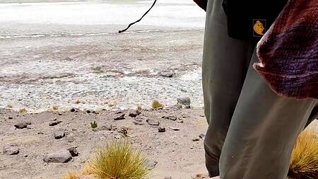 Неформалка в пустыне смачно сосет хуй и глотает сперму