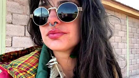 Неформалка в пустыне смачно сосет хуй и глотает сперму