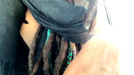 Неформалка в пустыне смачно сосет хуй и глотает сперму