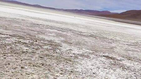 Неформалка в пустыне смачно сосет хуй и глотает сперму