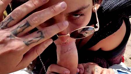 Неформалка в пустыне смачно сосет хуй и глотает сперму