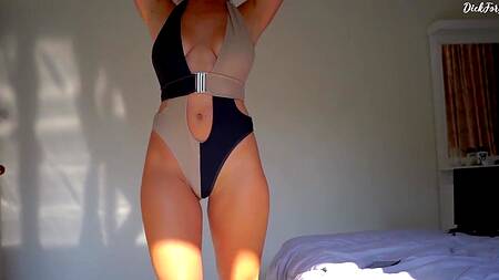 Утро красотки начинается с мастурбации, но хотелось бы, чтобы с секса