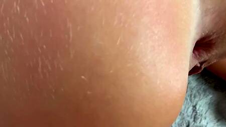 Трахает худую блондинку и кончает ей на ноги