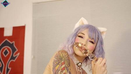 Милашка притворяется кошечкой и трахается в попку на столе