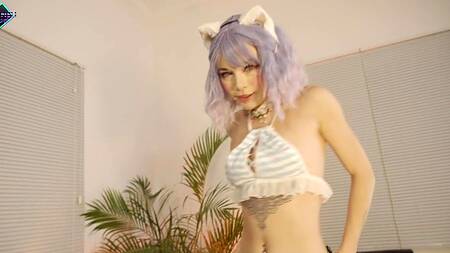 Милашка притворяется кошечкой и трахается в попку на столе