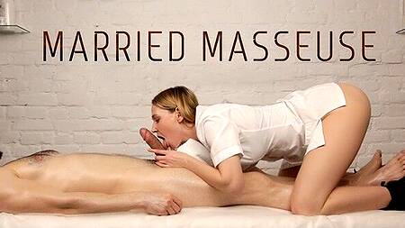 Эротический массаж члена с минетом от блондинки