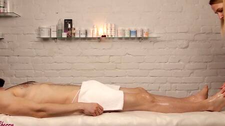 Эротический массаж члена с минетом от блондинки