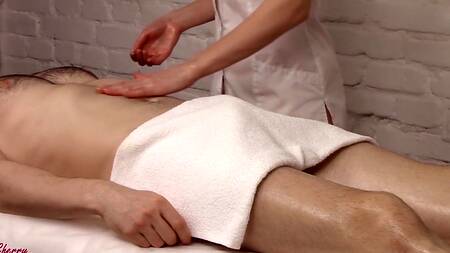 Эротический массаж члена с минетом от блондинки