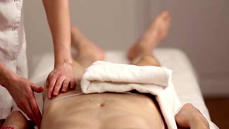 Эротический массаж члена с минетом от блондинки