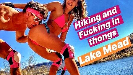 Бродят по пустыне и занимаются жарким сексом