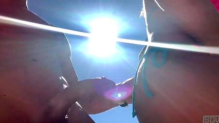 Бродят по пустыне и занимаются жарким сексом