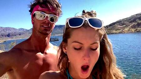 Бродят по пустыне и занимаются жарким сексом