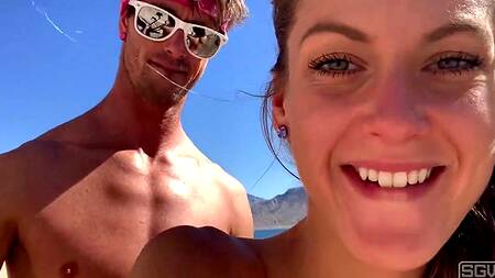 Бродят по пустыне и занимаются жарким сексом