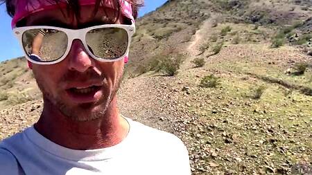 Бродят по пустыне и занимаются жарким сексом