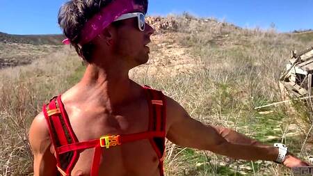 Бродят по пустыне и занимаются жарким сексом