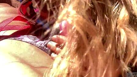 Бродят по пустыне и занимаются жарким сексом