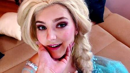 Эльза из Холодного сердца принимает член в бритую киску