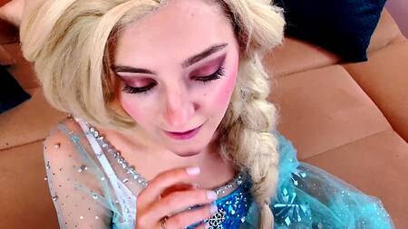 Эльза из Холодного сердца принимает член в бритую киску