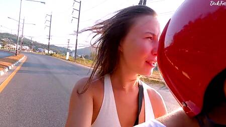 Прокатил красотку на мотоцикле и трахнул у себя в гостинице