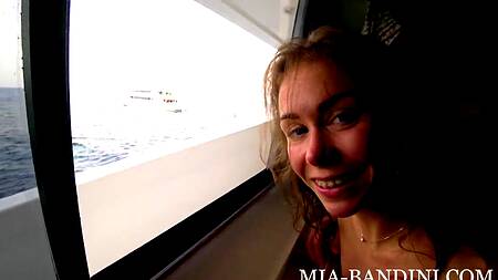 Пара на круизном лайнере занимается  диким анальным сексом