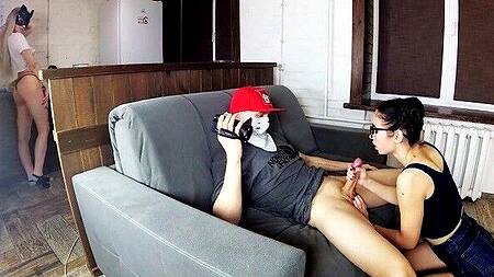 Пока девушка на кухне, член парня сосет её подруга