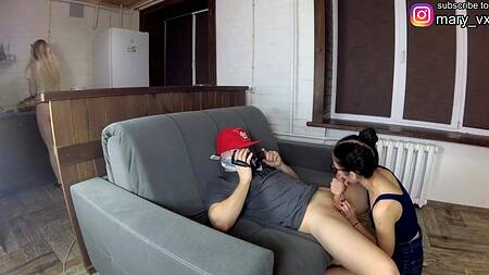 Пока девушка на кухне, член парня сосет её подруга