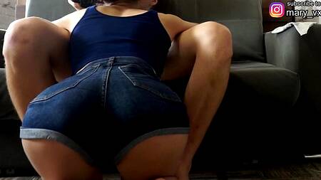 Пока девушка на кухне, член парня сосет её подруга