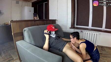 Пока девушка на кухне, член парня сосет её подруга