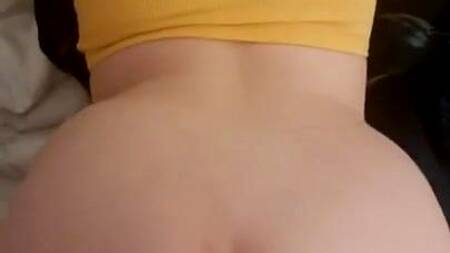 Рыжая девка с сочной жопой встает раком после минета