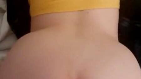 Рыжая девка с сочной жопой встает раком после минета