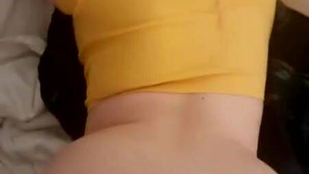 Рыжая девка с сочной жопой встает раком после минета