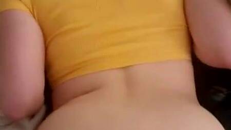 Рыжая девка с сочной жопой встает раком после минета