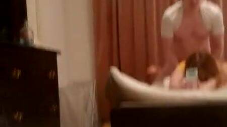 Рыжая девка с сочной жопой встает раком после минета